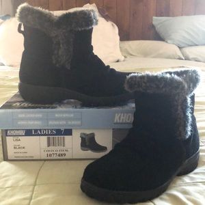 Black ankle bootie by Khombu